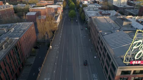 Breite-Und-Majestätische-Luftaufnahme,-Die-Portland,-Oregons-Ikonisches-Altstadtschild-Mit-Leeren-Straßen-Aufgrund-Von-Covid-19,-Enthüllt