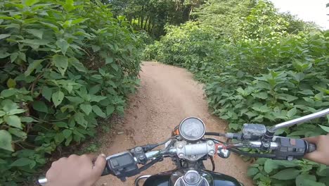 Motociclista-Montando-Campo-A-Través-En-Un-Denso-Callejón-Verde-Montando-A-La-Montaña-En-La-Colina-De-Parasnath-En-Jharkhand,-India