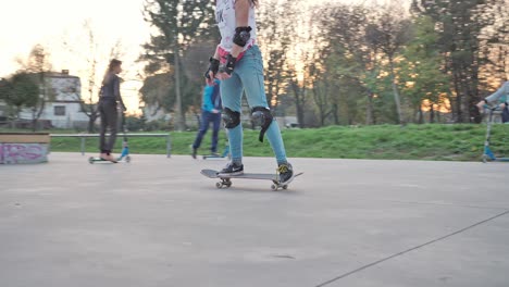 Chica-Montando-Una-Patineta-En-El-Skatepark