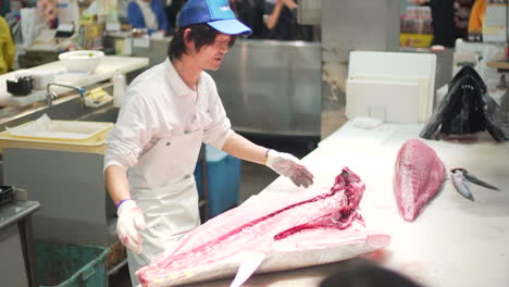 Fish-Butcher-Dissecting-Big-Fish-Tuna-In-Front-Of-The-Audience-At-Toretore-Ichiba-Fish-Market-In-Wakayama,-Japan---Medium-Shot