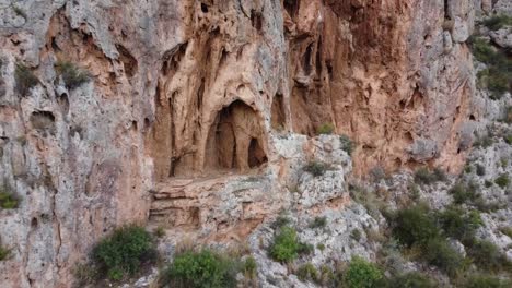 Cueva-En-Una-Montaña-Mística-En-Castellon