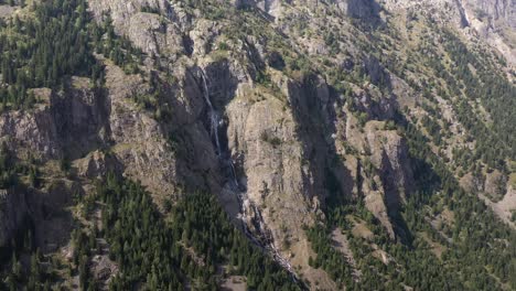 Majestätische-Drohnenaufnahme-Eines-Wasserfalls-An-Den-Klippen-Der-Verdon-Schlucht-In-Frankreich