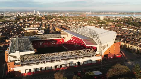 Iconic-Liverpool-Anfield-Football-Stadium-Boden-Bei-Sonnenaufgang-Luftaufnahme-Langsame-Umlaufbahn-Rechts