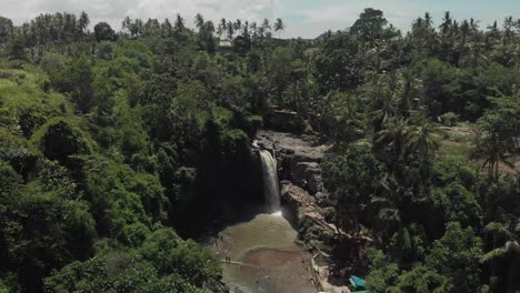 Luftaufnahme-Des-Mächtigen-Wasserfalls-Auf-Der-Insel-Bali-In-Indonesien,-Umgeben-Von-Grüner-Vegetation-Und-Bäumen