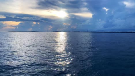 Herrlicher-Clip-Des-Ozeans-Und-Der-Wolkenbildung-Darüber-Im-Inselkomplex-Der-Florida-Keys