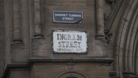 Close-up-shot-of-two-Glasgow-street-signs