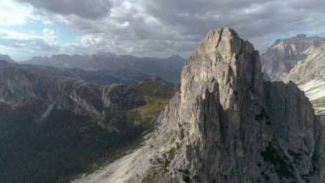 Luftschwenk-Um-Einen-Gipfel-In-Den-Italienischen-Dolomiten,-Der-Mehr-Im-Hintergrund-Enthüllt