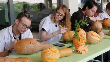 Demonstrating-the-skills-of-students-in-the-artistic-carving-of-fruits-and-vegetables