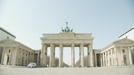 Historisches-Brandenburger-Tor-In-Berlin-Ohne-Menschen-Und-Wolkenlosen-Himmel