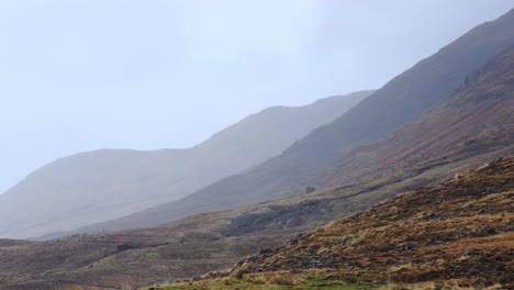 Niebla-De-Lapso-De-Tiempo-Y-Nubes-Rodando-Sobre-Colinas-Empinadas-En-El-Oeste-De-Irlanda