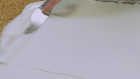 Großformatiges-Kuchenblech-Mit-Gleichmäßig-über-Die-Oberfläche-Verteilter-Glasur