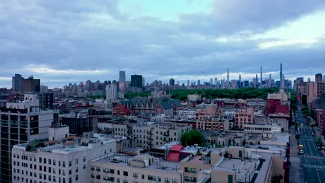 Luftüberführung-über-Den-Dächern-Von-Harlem-New-York-City-Am-Frühen-Morgen