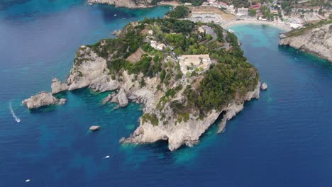 Sommer-Auf-Der-Insel-Korfu-Drohnenansicht-Mit-Booten
