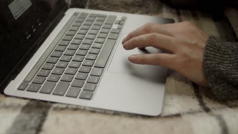 Die-Hand-Eines-Mannes,-Der-Versucht,-Ein-Problem-Auf-Einem-Computer-Mit-Einem-Trackpad-Und-Einer-Tastatur-Zu-Beheben