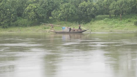 Ein-Boot-Fährt-An-Einem-Mangowald-Durch-Den-Flusslauf-Vorbei