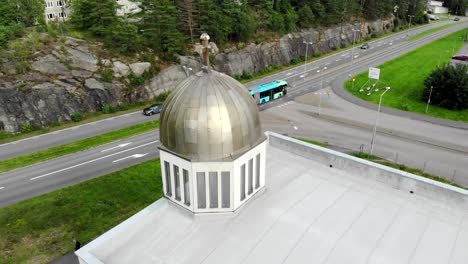 Drohnenbahn-Um-Bronzekuppel-Der-Orthodoxen-Kirche,-Göteborg,-Schweden