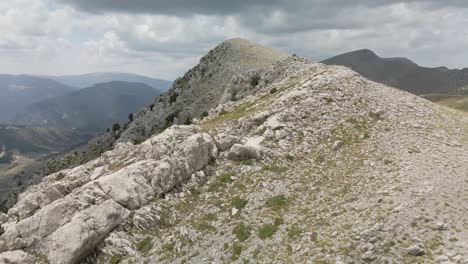 Aerial-view-following-the-cliff-of-the-mountain-to-see-the-end-of-the-mountain-range-in-La-Cerdanya