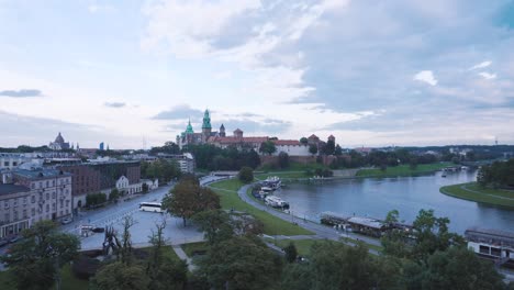 Vista-Panorámica-De-La-Ciudad-De-Cracovia-Con-El-Castillo-De-Wawel-Al-Fondo-Con-Un-Hermoso-Cielo-Nublado