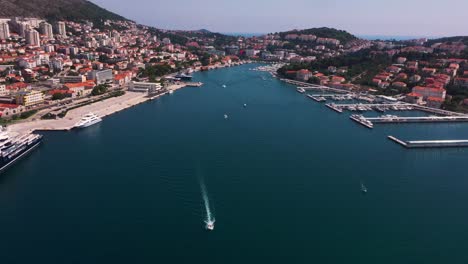 Erstaunliche-Statische-Aufnahme-Des-Hafens-In-Dubrovnik,-Kroatien-Mit-Bergen,-Booten-Und-Kristallklarem-Wasser-In-4k