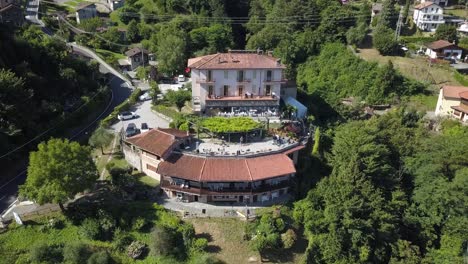 Schönes-Hotel-Il-Perlo-In-Bellagio,-Italien-An-Einem-Sommertag-In-Den-Bergen