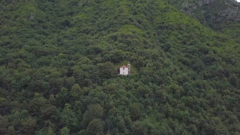 Church-Chapel-in-the-middle-of-nowhere-on-a-green-mountain-range,-Italy