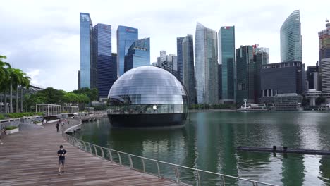 Newest-Apple-Store-in-Marina-Bay-Sands-Singapore-floats-on-water