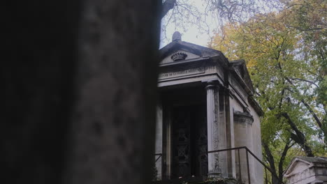 Una-Misteriosa-Bóveda-Familiar-En-El-Cementerio-Pere-Lachaise-La-Puerta-De-Metal-Está-Entreabierta