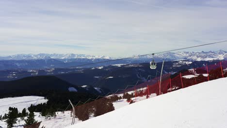 Seilbahnen-Gleiten-Die-Seilbahn-Hinauf-Und-Hinunter-Und-Bringen-Skifahrer-Auf-Die-Spitze-Einer-Skipiste-In-Den-Schneebedeckten-Bergen-Der-Alpen
