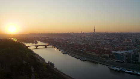 Sonnenaufgang-über-Dem-Prager-Stadtzentrum-Und-Der-Moldau,-Tschechien,-Blick-Vom-Letná-Park