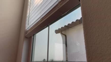 Modern-cordless-window-blinds-in-white
