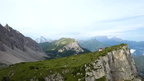 Antenne-Eines-Kleinen-Hauses-Auf-Einer-Klippe-Bergrücken,-Dolomiten-Italien