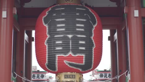 Huge-Japanese-Lantern-Hanging-In-Kaminarimon-Gate-In-Asakusa,-Tokyo,-Japan---close-up