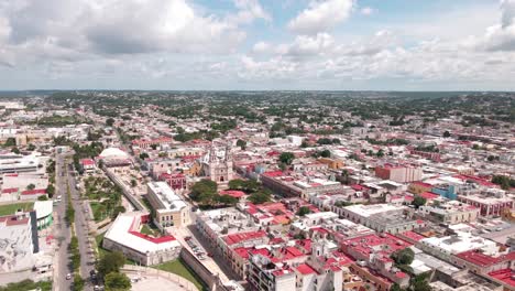 Sobrevolando-La-Plaza-Principal-De-La-Ciudad-Amurallada-De-Campeche