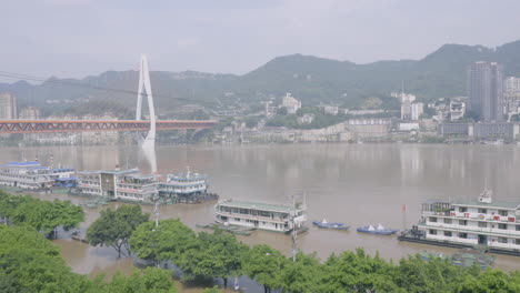 Crece-Una-Inundación-Debajo-De-Un-Puente-En-Chongqing