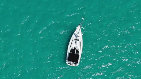 Luft-Kreist-über-Segelboot-Und-Türkisfarbenem-Wasser