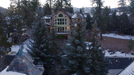 Luxuriöse-Villa-Zwischen-Weihnachtskiefern,-Big-Bear-Lake-Town,-Kalifornien,-Morgendlicher-Winterschneefall
