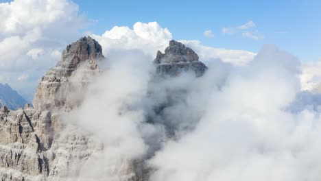 Beautiful-dreamy-cloudy-mountain-top-range-peaks-in-Dolomites,-Italy