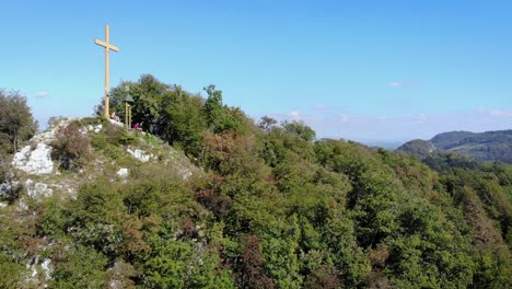 Eine-Luftaufnahme-Mit-Der-Drohne-Vom-Gipfelkreuz-Des-Berges-Auf-Celje-Slowenien