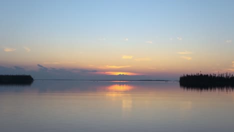 Herrliche-Bunte-Sonnenuntergangsszene-Auf-Einem-Ruhigen-See-In-Kanada