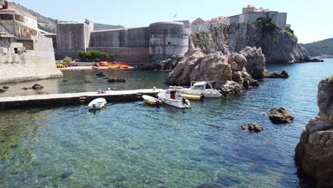 Schwenkansicht-Des-Piers-An-Der-Pfahlbucht-Vor-Dem-Westeingang-Der-Altstadt-Von-Dubrovnik