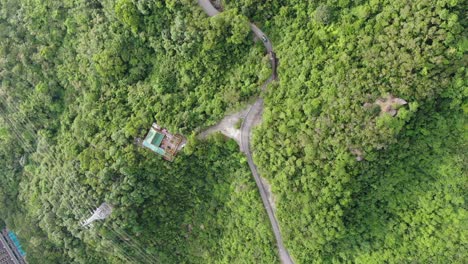 Klassischer-Tempel-In-Hong-Kong,-Umgeben-Von-üppig-Grünem-Berggelände,-Luftaufnahme