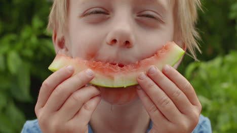 Nahaufnahme-Eines-Süßen-Kleinen-Jungen,-Der-Mit-Einer-Wassermelonenschale-Lächelt