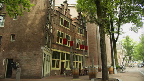 De-Silveren-Spiegel,-Un-Restaurante-Holandés-En-Amsterdam,-Los-Países-Bajos,-Con-Un-Exterior-Estilo-Casa-Adosada-De-Ladrillo-Rojo-Con-Gabletes-Escalonados---Tiro-Panorámico-Lento