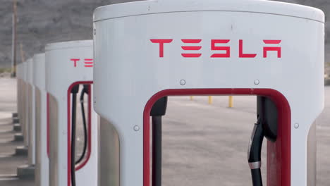 Primer-Plano-De-La-Estación-De-Sobrealimentación-Tesla-En-California