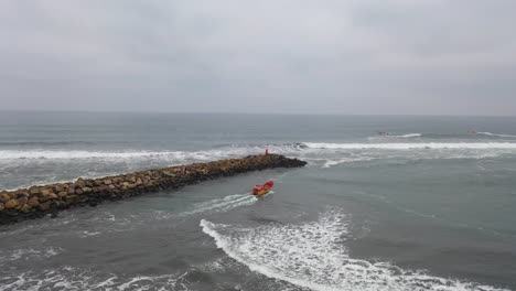 Fischerboot,-Das-An-Einem-Tag-Mit-Wellengang-An-Der-Küste-Von-Chile-Fischen-Geht-Bucalemu-Aufnahme-Eines-Drohnen-Actionboots-Mit-Schweren-Wellen