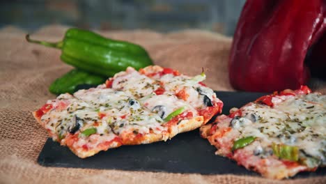 Pizza-De-Verduras-Recién-Horneadas.-Concepto-De-Comida-Vegetariana