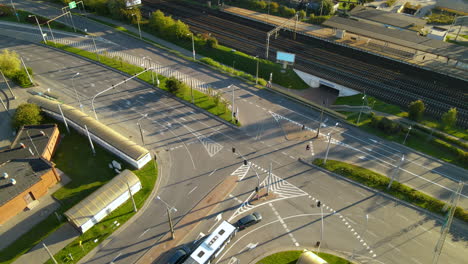 Gelenkbus-Mit-Autos-Hielt-An-Einer-Kreuzung-Und-Wartete,-Bis-Das-Lichtsignal-In-Der-Stadt-Gdynia,-Polen,-Grün-Wurde