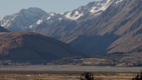 Paisaje-De-La-Temporada-De-Otoño-De-Nueva-Zelanda-Con-Montañas-Durante-La-Puesta-De-Sol-En-Mt