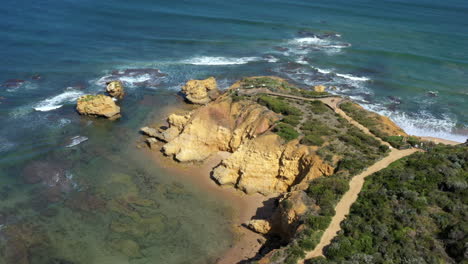 AERIAL-TILT-DOWN-Over-Torquay’s-Rocky-Point-Lookout,-Australia