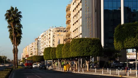 Zeitraffer-Des-Verkehrs-Auf-Der-Straße-In-Limassol-Am-Tag
